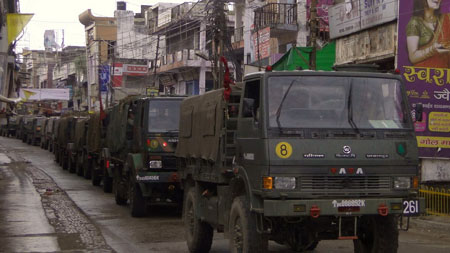 Xe quân sự chở binh sĩ Ấn Độ tuần tra tại quận Muzaffarnagar.